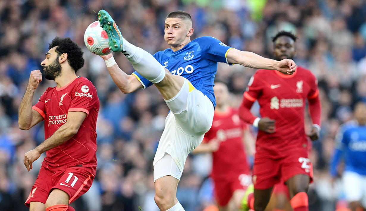 Pemain yang berposisi sebagai bek kiri tersebut berlabuh di Everton pada musim lalu. Vitaliy Mykolenko diboyong dari Dynamo Kyiv dengan mahar mencapai 23,5 juta euro. (AFP/Paul Ellis)