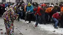 Festival Jarramplas sebuah festival unik masih berlangsung di Spanyol, Selasa (20/1/2015). (Reuters/Sergio Perez)