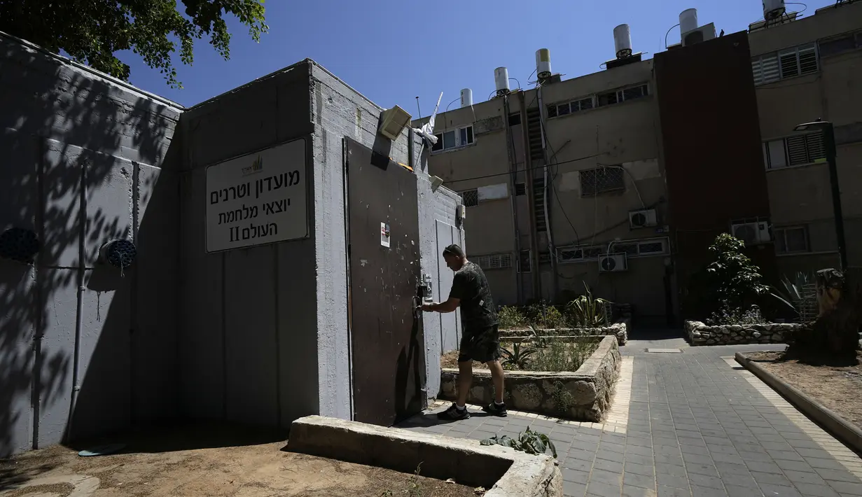 Seorang pria menyiapkan shelter bom di Ashdod, Israel selatan, setelah kota itu memerintahkan agar tempat perlindungan umum dibuka setelah rentetan roket ditembakkan ke kota pelabuhan selatan, Minggu (4/8/2024). (AP Photo/Tsafrir Abayov)