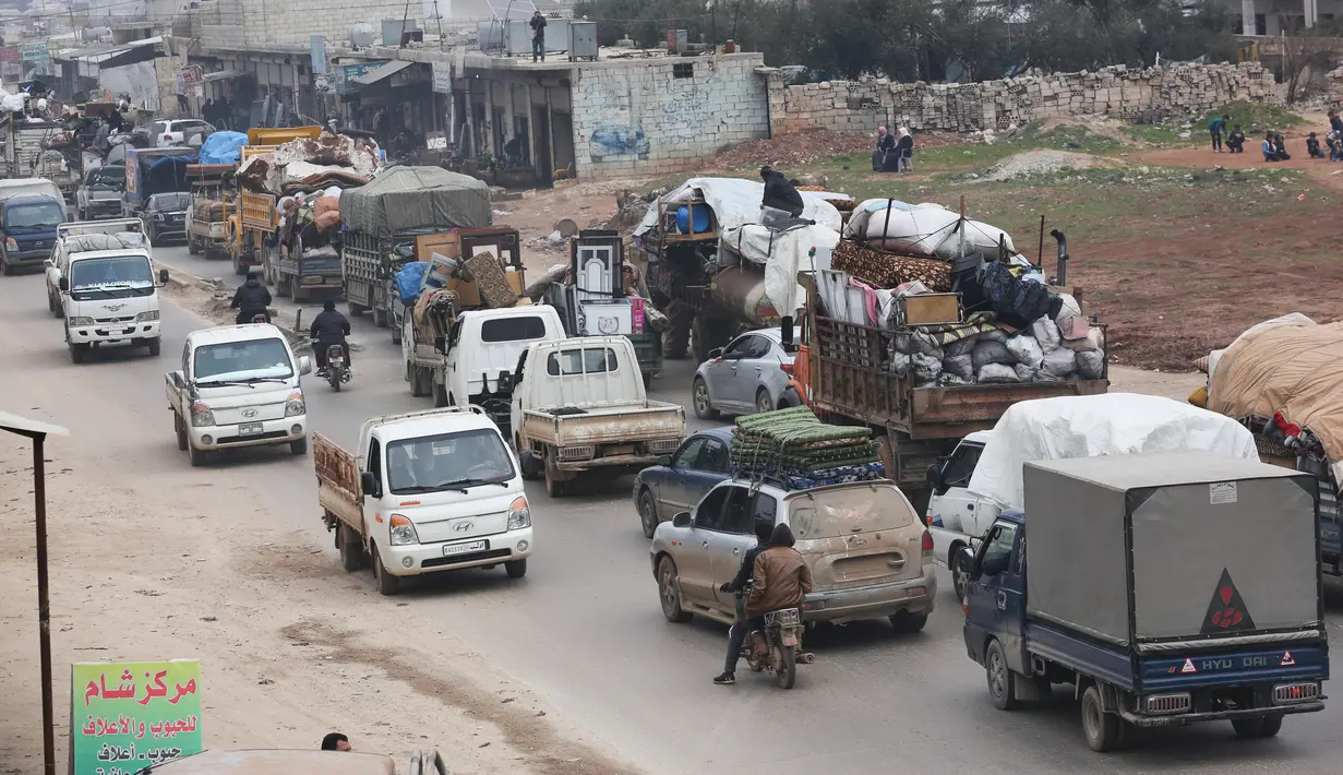 Warga melarikan diri menuju perbatasan Turki di Provinsi Idlib, Suriah, Rabu (29/1/2020). Kemajuan serangan pasukan pemerintah Suriah yang didukung Rusia atas Idlib memaksa ratusan ribu warga mengungsi ke tempat lebih aman. (AP Photo/Ghaith Alsayed)