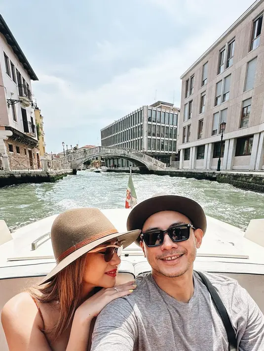 Di momen lainnya, keduanya tampil serasi dengan topi dan sunglasses, pamer pose mesra. Bagaimana menurutmu, Sahabat FIMELA? [Foto: Instagram/itsmebcl]