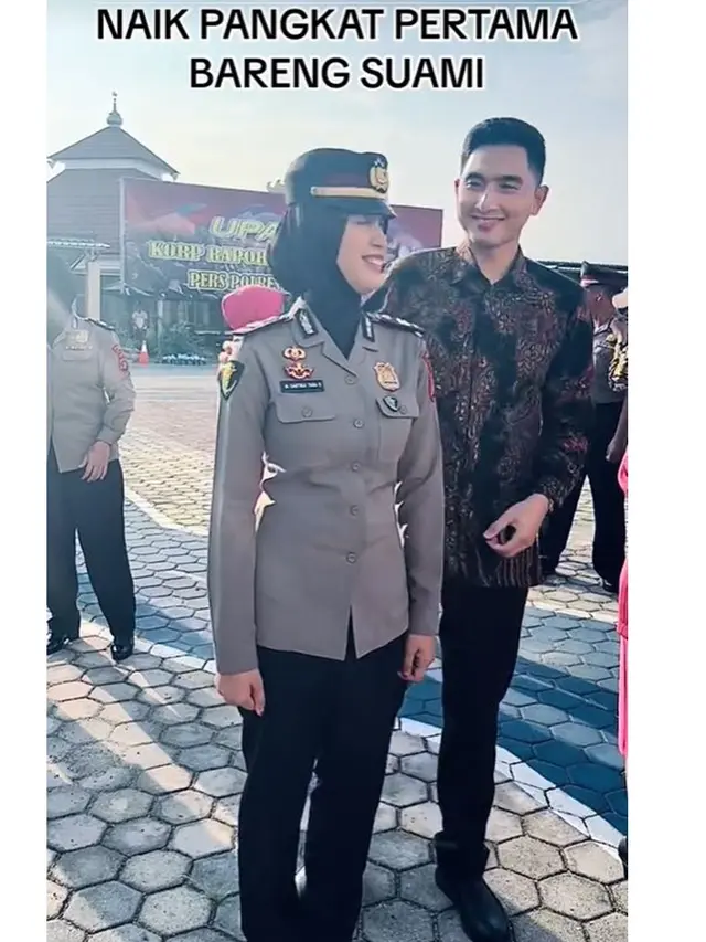 Momen Romantis Polwan Naik Pangkat Dipasangkan Suami, Sampai Prosesi Mandi Kembang