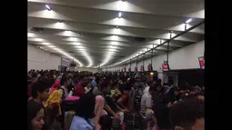 Kemacetan di terminal 1B Soekarno-Hatta Cengkareng, Tangerang, akibat kekurangan petugas yang melayani check in sejak pukul 07.00 pagi, Kamis (19/2/2015). (twitter.com/@shien_kath)