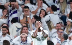 Pemain Real Madrid, Vinicius Junior, tampak kecewa setelah ditaklukkan Bayern Munchen pada laga leg pertama perempat final Liga Champions di Stadion Santiago Bernabeu, Rabu (8/4/2026). (AP Photo/Jose Breton)