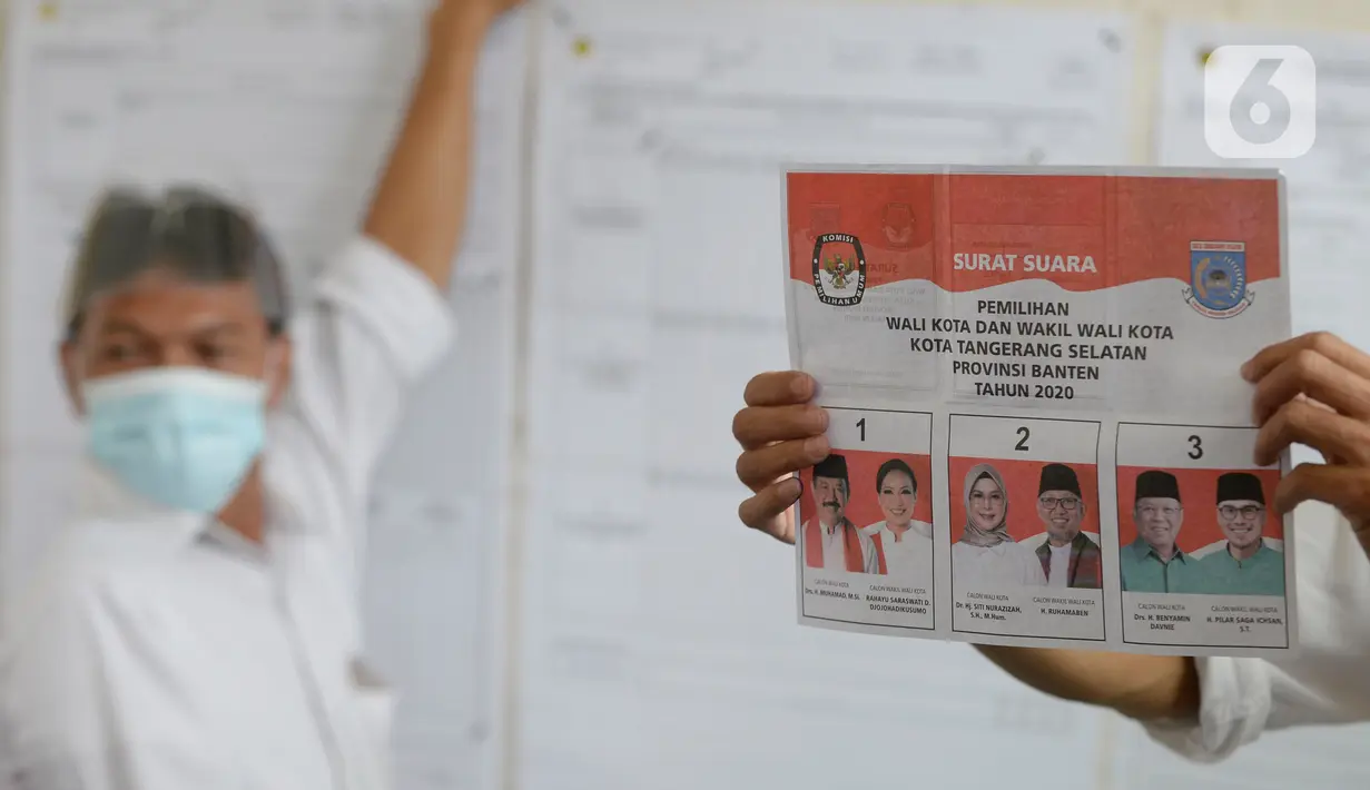 Petugas KPPS melakukan penghitungan suara di TPS 36 Perumahan Griya Pamulang 2, Tangerang Selatan, Rabu (9/12/2020). Sebanyak 976.019 orang terdaftar dalam Daftar Pemilih Tetap (DPT) pada Pilkada Tangsel 2020 yang diikuti tiga pasang calon Wali Kota dan Wakil Wali Kota (merdeka.com/Dwi Narwoko)