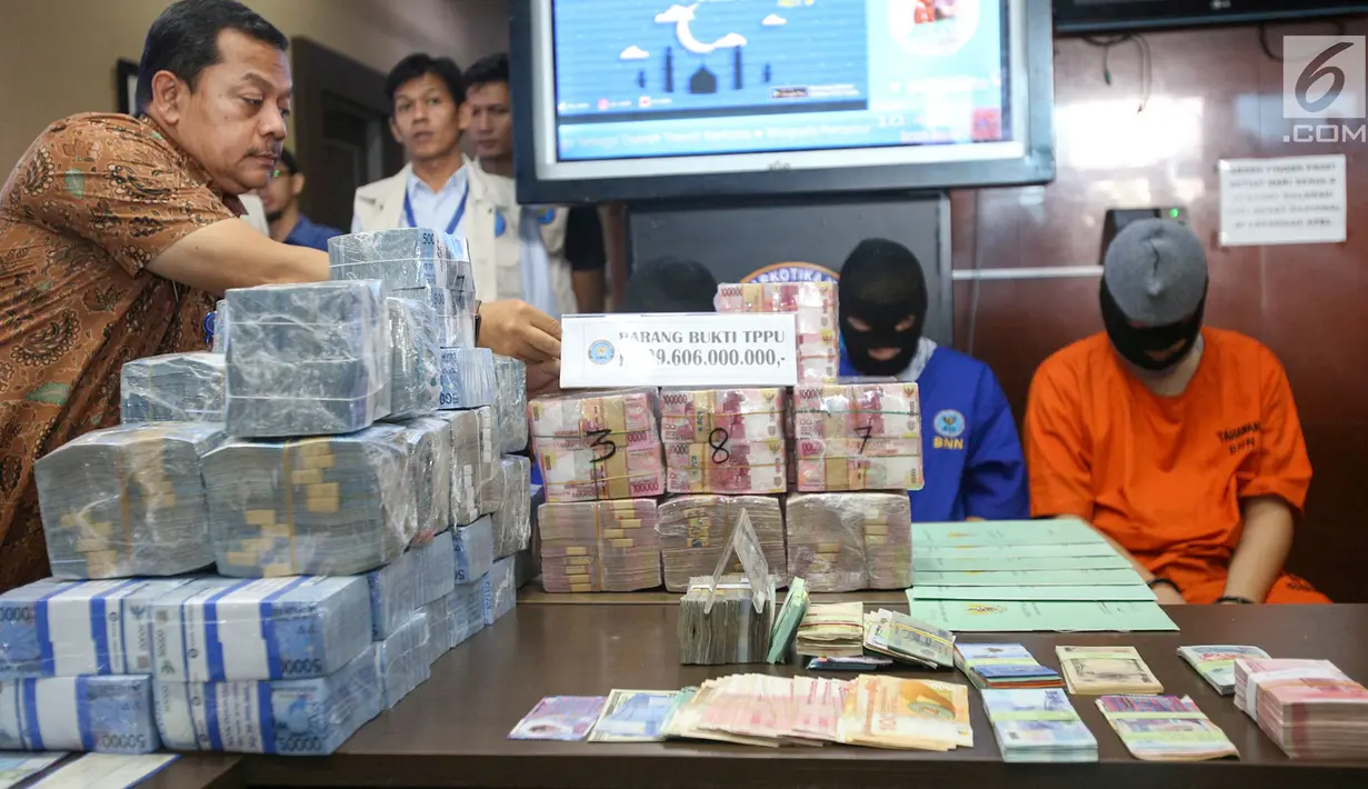 Barang bukti dan tersangka Tindak Pidana Pencucian Uang (TPPU) kasus narkoba di kantor BNN, Jakarta, Selasa (13/6). BNN menyita aset dan uang hasil TPPU kasus narkoba dengan total nilai Rp39 miliar dari kedua kasus berbeda. (Liputan6.com/Yoppy Renato)