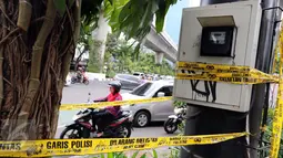 Sebuah panel listrik di simpang Jalan Iskandarsyah, Jakarta Selatan, dipasangi garis polisi, Minggu (2/10). Garis polisi terpasang terkait insiden videotron yang sempat memutar tayangan porno pada Jumat, 30 September 2016. (Liputan6.com/Helmi Afandi)