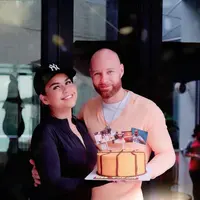 "Kalo ada masalah, rumah tangga mana sih yang nggak ada masalah. Kita saling mendoakan aja ya," tutup Melaney Ricardo. (Instagram/melaney_ricardo)