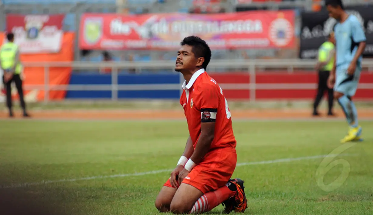 Ekspresi penyerang Persija, Bambang Pamungkas usai gagal memanfaatkan peluang saat berlaga melawan Persela Lamongan di Stadion GBK Jakarta, Minggu (1/3/2015). Persija kalah 0-1 dari Persela. (Liputan6.com/Helmi Fithriansyah)