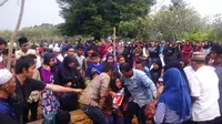 Ratusan orang mengantarkan jenazah Gilang Azwani, korban tewas ledakan kembang api saat malam penggantian tahun di Batam. (Liputan6.com/Ajang Nurdin)