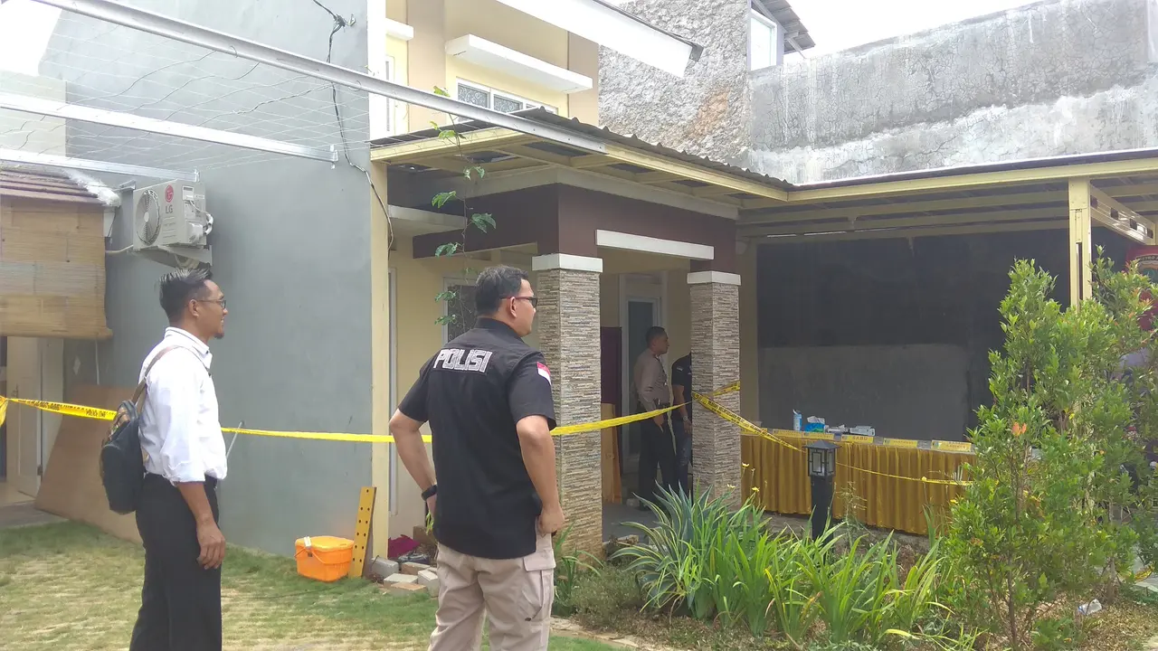 Satuan Narkoba Polres Metro Jakarta Barat membongkar tempat produksi ekstasi jenis baru di Perumahan Sentra Pondok Rajek