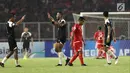 Pemain Persija, Ramdani Lestaluhu tertunduk usai pemain Home United mencetak gol saat laga kedua Semifinal Zona Asia Tenggara Piala AFC 2018 di Stadion GBK, Jakarta, Selasa (15/5). Babak pertama Persija tertinggal 1-3. (Liputan6.com/Helmi Fithriansyah)
