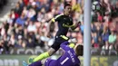 Gelandang Arsenal, Mezut Ozil,  mencetak gol ke gawang Stoke City pada pertandingan pekan ke-37 Premier League, di Stadion Bet 365, Sabtu (13/5/2017). Arsenal menang dengan skor 4-1. (AP /Nick Potts)