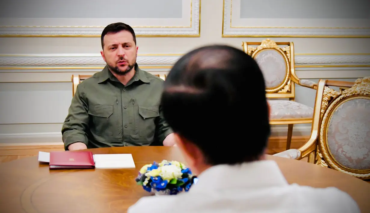 Presiden Ukraina Volodymyr Zelenskyy (kiri) berbicara dengan Presiden Joko Widodo atau Jokowi (kanan) saat bertemu di Istana Maryinsky, Kiev, Ukraina, Rabu (29/6/2022). Presiden Jokowi tiba sekitar pukul 15.00 waktu setempat. (Foto: Biro Pers Sekretariat Presiden)