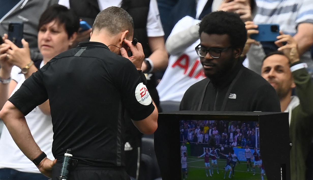 <p>Hukuman penalti diberikan setelah salah seorang pemain Burnley terindikasi handball dan sempat ditinjau melalui rekaman VAR sebelum diputuskan oleh wasit. (AFP/Glyn Kirk)</p>