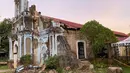 Pastor paroki Christian Edward Padua, menunjukkan sebuah gereja Iglesia Filipina Independiente yang rusak di kota La Paz, provinsi Abra, utara Manila, sehari setelah gempa berkekuatan 6,4 gempa melanda provinsi itu 25 Oktober. (Photo by Handout / Christian Edward Padua / AFP)