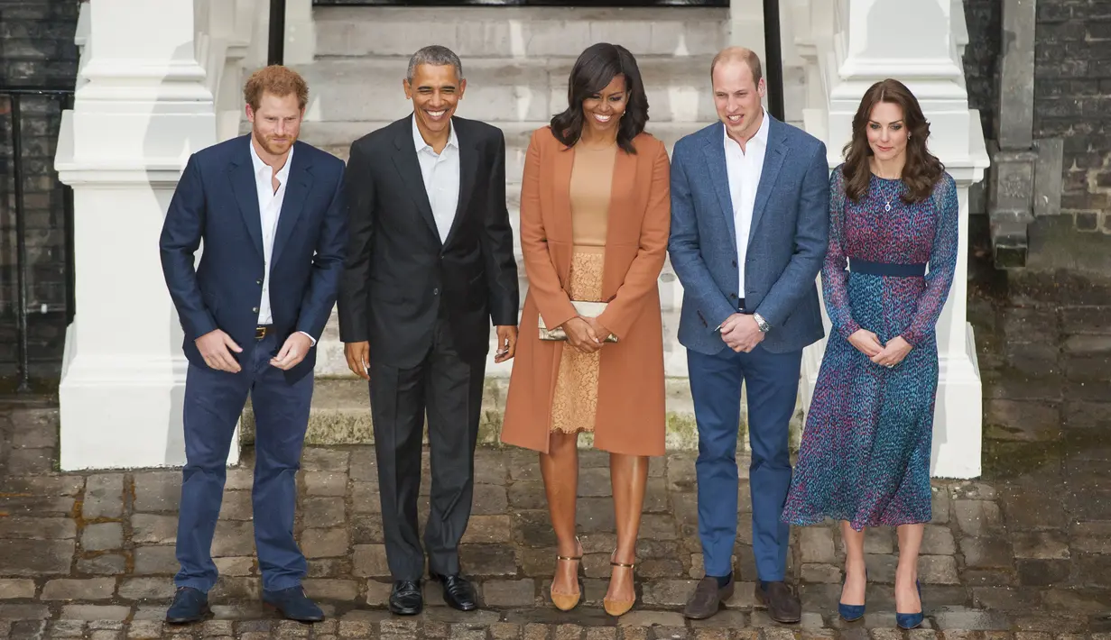 Presiden AS Barack Obama (kedua kiri) beserta  istri Michelle Obama berfoto bersama Pangeran William, Kate Middleton dan Pangeran Harry di Kensington Palace, London , Inggris (22/4). Mereka akan mengadakan acara makan malam. (REUTERS / Kevin Lamarque)