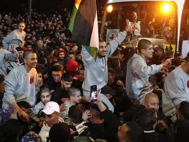 Kerumunan orang menyambut warga Palestina yang sebelumnya dipenjara oleh Israel saat tiba dalam konvoi Palang Merah ke Ramallah di Tepi Barat yang diduduki pada 30 Januari 2025. (Ahmad GHARABLI/AFP)
