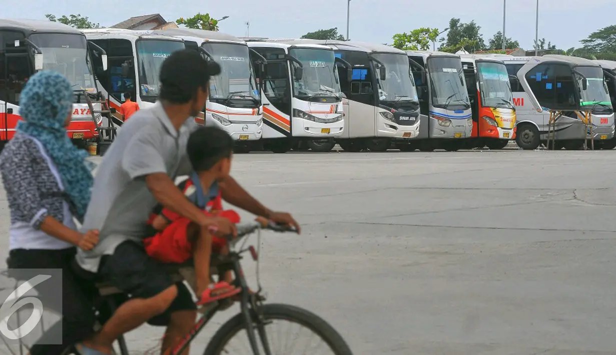 Sejumlah bus berjajar di terminal terpadu Pulo Gebang, Jakarta, Selasa (27/12). Perbaikan fasilitas di Terminal Pulogebang, Jakarta Timur hingga kini sudah mencapai 90 persen. (Liputan6.com/Angga Yuniar)