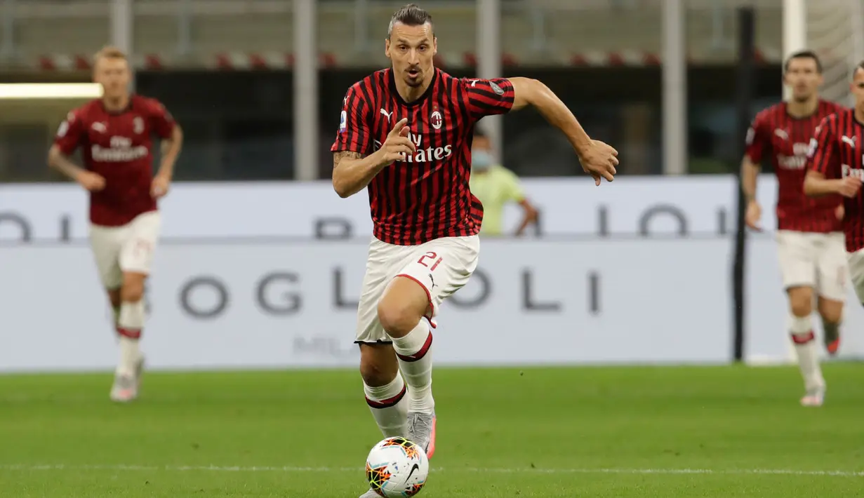 Penyerang AC Milan, Zlatan Ibrahimovic menggiring bola saat bertanding melawan Bologna pada pertandingan lanjutan Liga Serie A Italia di stadion San Siro di Milan, Italia, Sabtu, (18/7/2020). AC Milan menang telak 5-1 atas Bologna. (AP Photo/Luca Bruno)