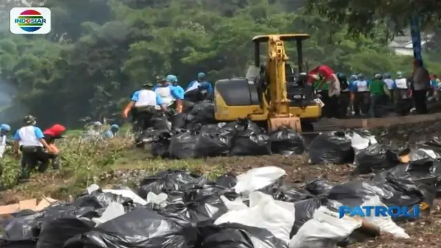 Gunungan sampah di Sungai Citarum juga ikut menyebabkan banjir di sejumlah lokasi seperti di wilayah Baleendah dan Dayeuhkolot.