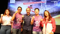 Presdir Combiphar Michael Wanandi, Direktur Revenue INASGOC Hasani Abdulgani dan atlet Asian Games 2018, Dellie Threesyadinda foto bersama saat Kick Off Kampanye #IndonesiaKalahkanBatas di Jakarta, Selasa (24/7). (Liputan6.com/Angga Yuniar)