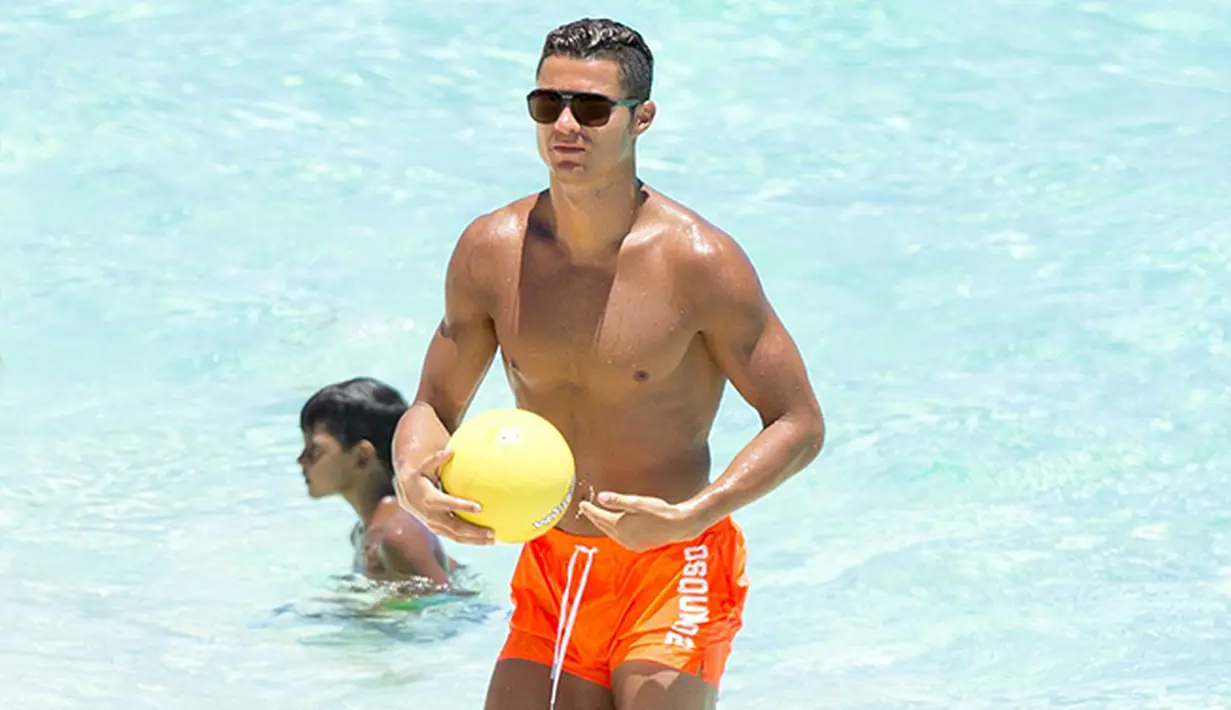 Cristiano Ronaldo menikmati waktu santai di Pantai Bahama. (Spalsh News via Daily Mail)
