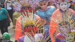Ondel-ondel memeriahkan karnaval ulang tahun Kota Tangerang Selatan ke-10 di Ciputat, Tangerang Selatan, Minggu (11/11). Karnaval tersebut diikuti lebih dari seratus ondel - ondel se-kecamatan di Kota Tangerang Selatan. (Merdeka.com/Arie Basuki)