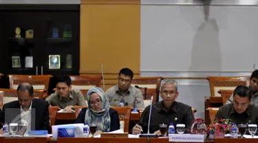 Ketua Komisi Kejaksaan, Sumarno (kedua kanan) saat mengikuti Rapat Dengar Pendapat (RDP) dengan Komisi I DPR RI, Jakarta, Senin (18/4/2016). Rapat membahas tentang pengawasan Komisi Kejaksaan terhadap kinerja Kejaksaan. (Liputan6.com/Johan Tallo)