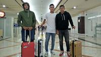 Tiga pemain PS TNI, Derry Herlangga, Imam Faturahman dan Al Irfandi, bersiap liburan di Bandung. (Bola.com/Permana Kusumadijaya)