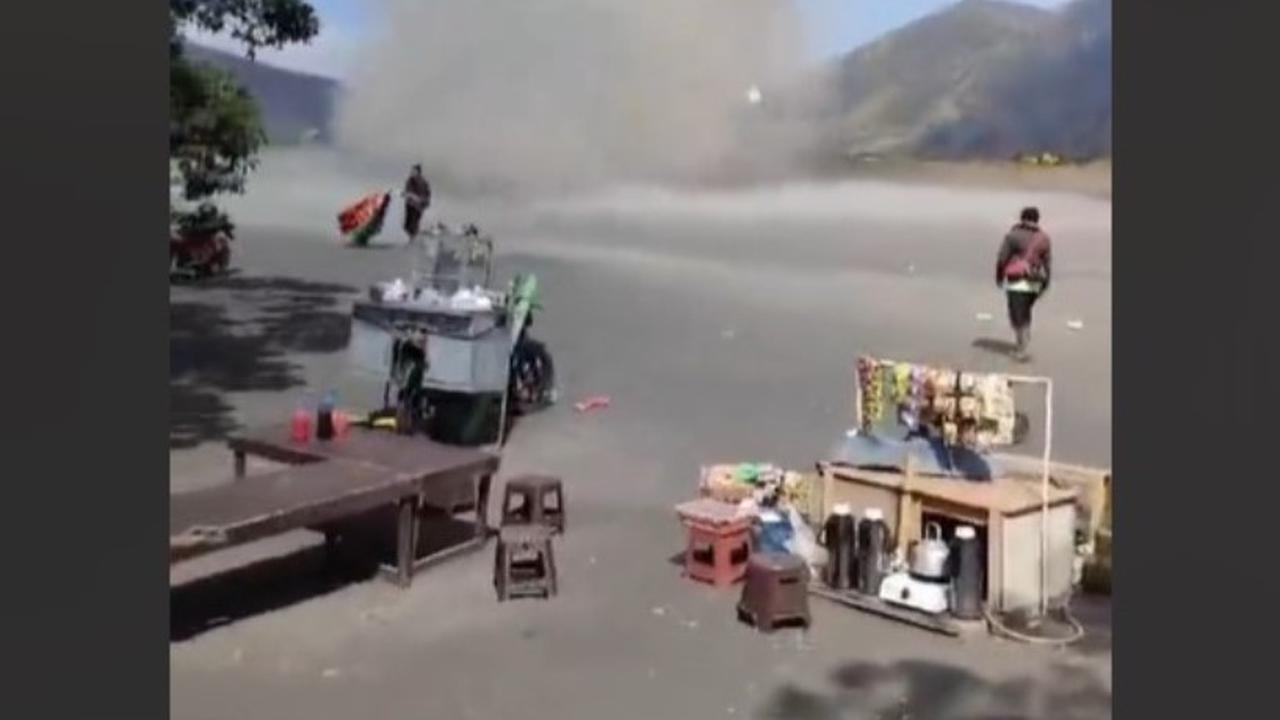 Heboh Kemunculan Tornado di Bromo, Lapak PKL Bikin Salah Fokus