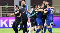 Pemain Timnas Uzbekistan merayakan keberhasilan lolos ke putaran final Piala Dunia 2026. Pada laga kesembilan putaran ketiga Grup A kualifikasi Piala Dunia 2026, Uzbekistan bermain imbang 0-0 kontra Uni Emirat Arab di&nbsp;Al Nahyan Stadium, Kamis (5/6/2025) malam WIB. (AFP/Fadel SENNA)&nbsp;&nbsp;