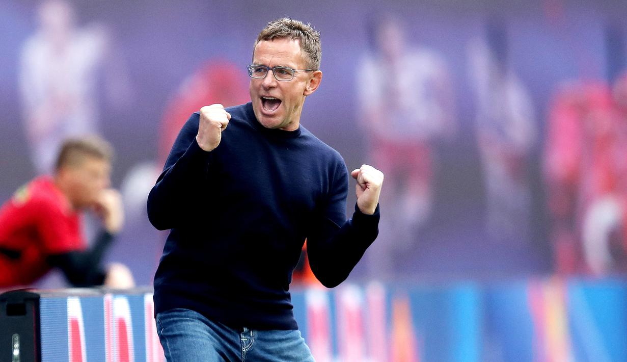 Ralf Rangnick. Pelatih yang kini menjabat sebagai kepala Divisi Olahraga dan Pengembangan di klub Lokomotiv Moscow hingga 2024 ini terkenal sebagai pelopor Gegenpressing yang dianut oleh para pelatih beken seperti Jurgen Klopp, Thomas Tuchel, hingga Julian Nagelsmann. (AFP/Ronny Hartmann)