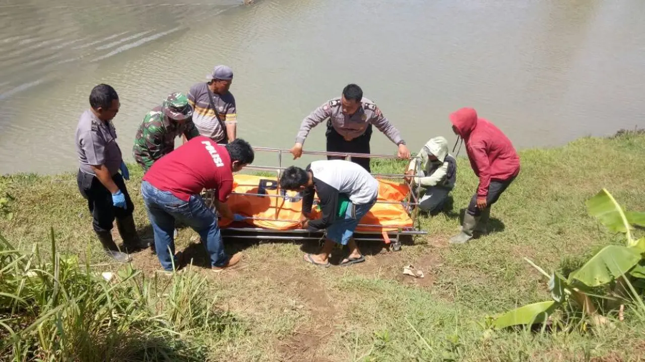 Jenazah korban tersambar kereta dievakuasi. (Foto: Liputan6.com/Polres Kebumen/Muhamad Ridlo)