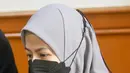 Ini dia potret terbaru Natasha Rizky saat hadiri sidang pernikahan. Caca memakai masker dan ikuti persidangan dengan tertib. Potret Caca di persidangan ini sukses jadi sorotan warganet. (KapanLagi.com)