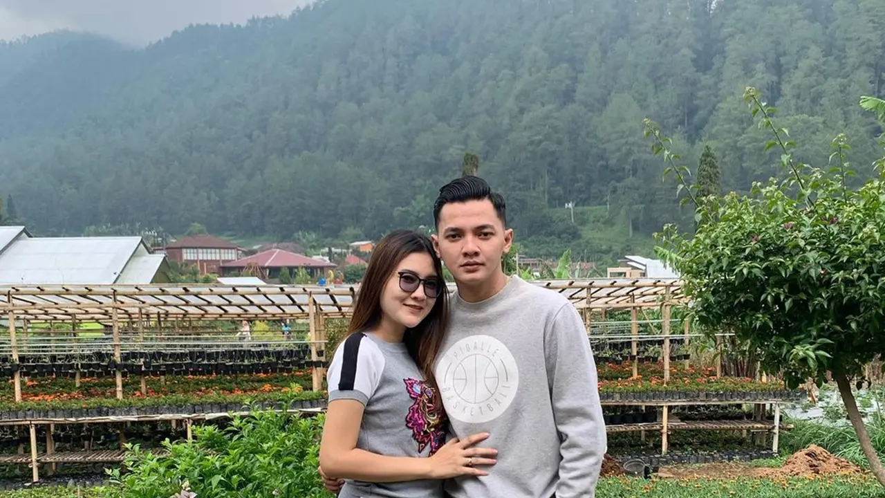 2 Tahun Menikah, Ini Potret Nella Kharisma dan Dory Harsa Pakai Outfit Senada