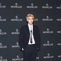 Kehadiran Sehun EXO membuat wanita tak berkedip. (via. Koreaboo) 