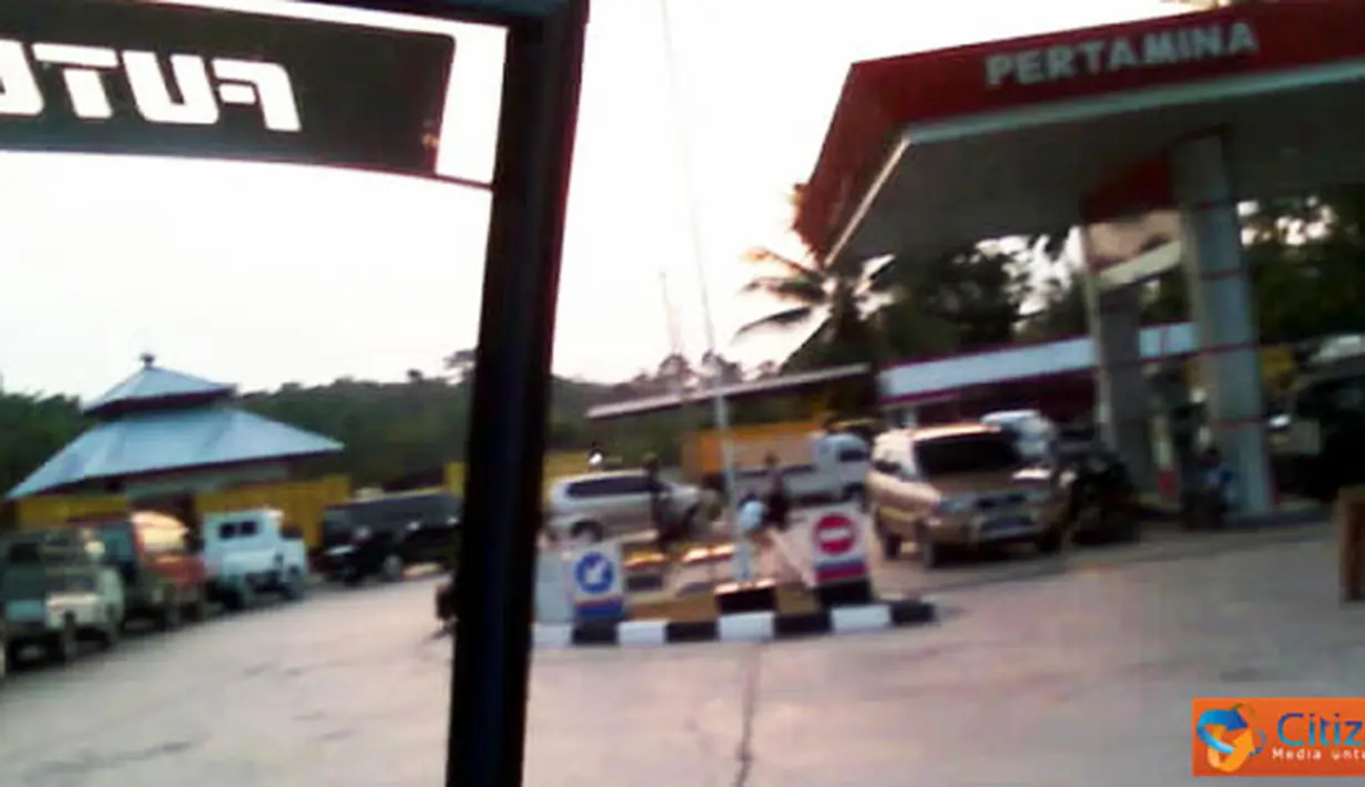 Citizen6, Mukomuko: Kelangkaan BBM masih terjadi di SPBU dusun Pulai Payung Ipuh, Mukomuko selatan, Bengkulu. Setiap harinya terjadi antrean kurang lebih sepanjang dua kilometer. (Pengirim: Yospunyo)