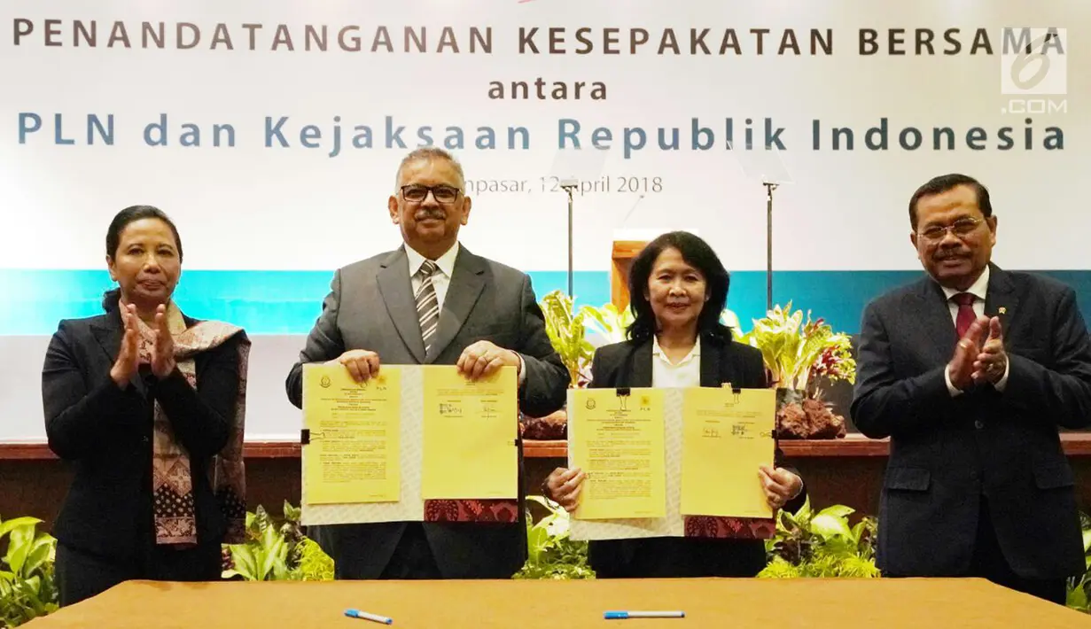 Dirut PLN Sofyan Basir (kedua kiri) bersama Jaksa Agung Muda Bidang Perdata dan Tata Usaha Negara (Jamdatun) Loeke Larasati Agustina (kedua kanan) menunjukkan berkas usai penandatangan kesepakatan di Bali, Kamis (12/4). (Liputan6.com/Pool/PLN)