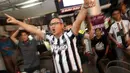 <p>Sejumlah pendukung Newcastle United yang tergabung dalam Indo Toon Army melakukan selebrasi ketika Sean Longstaff mencetak gol penyeimbang 1-1 ke gawang Brighton saat Roaring Night Liga Inggris 2023/2024 di Triboon Kemang, Jakarta Selatan, Sabtu (11/05/2024). (Bola.com/Abdul Aziz)</p>