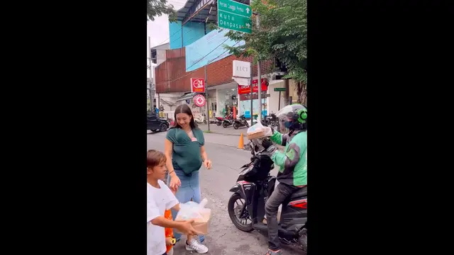 Indahnya Toleransi, Jennifer Bachdim Ajak Anak-Anak Berbagi Takjil Jelang Berbuka Puasa. (instagram.com/jenniferbachdim)