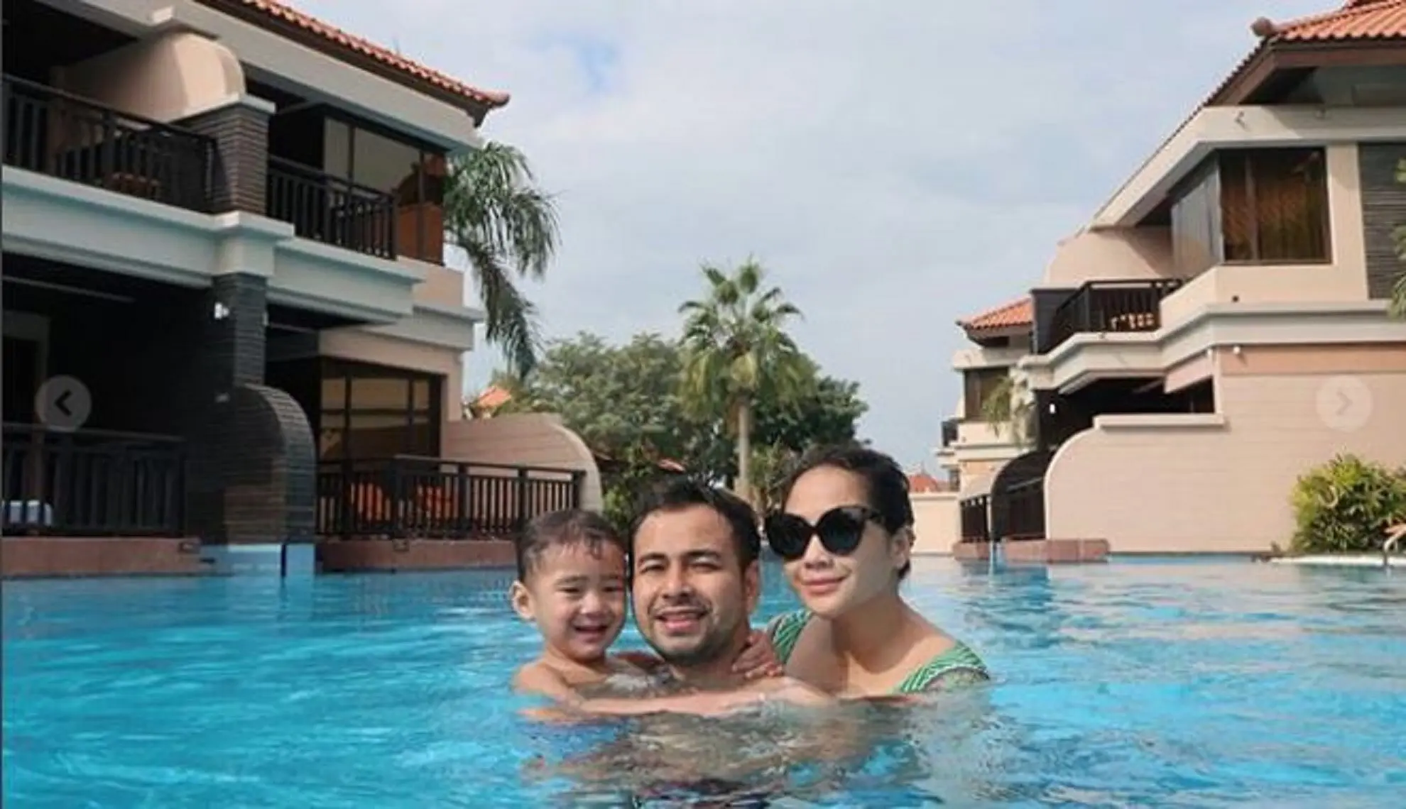 Raffi Ahmad dan Nagita Slavina serta Rafathar berenang bersama saat liburan di Dubai (Instagram/@raffinagita1717)