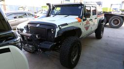 Jeep Rubicon sitaan KPK dari Bupati Hulu Sungai Tengah (HST) nonaktif Abdul Latif tiba di Pelabuhan Tanjung Priok, Jakarta, Senin (19/3). KPK menyita untuk kepentingan pembuktian perkara dan mencegah penurunan nilai barang. (Liputan6.com/Angga Yuniar)