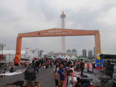 Ribuan pengunjung memadati acara Lebaran Betawi 2014 di pelataran timur Monas, Jakarta, (13/9/14). (Liputan6.com/Herman Zakharia)