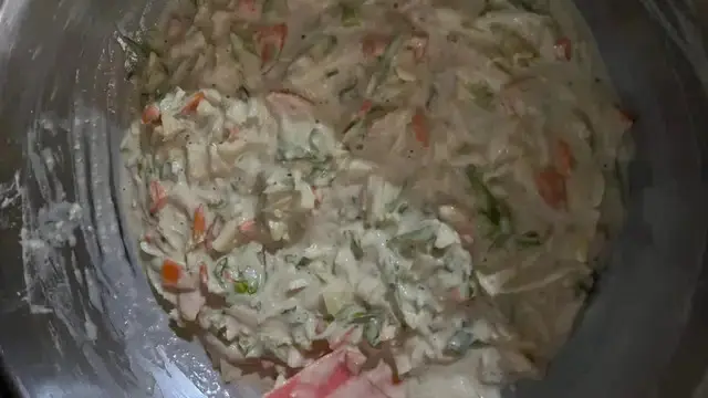 Buat bakwan sayur renyah dan minim minyak dengan resep mudah ini. Cita rasa yang menggugah selera menanti.
