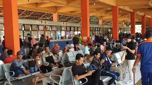 Suasana H-2 Lebaran 2019 di Terminal Kampung Rambutan