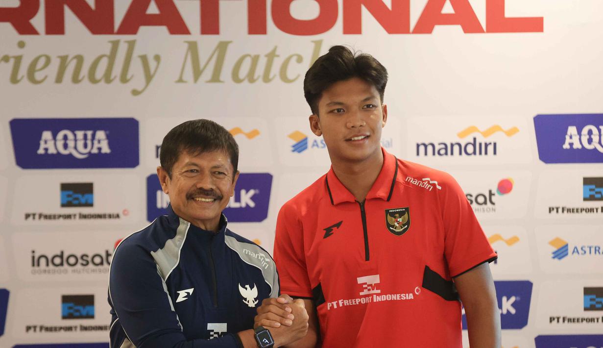 Indra Sjafri menuturkan bahwa dirinya tak bisa melakukan banyak perombakan kepada skuad bermain. Tampak dalam foto, pelatih Indra Sjafri bersama pemain belakang Timnas Indonesia U-22, Kadek Arel, berpose depan media usai sesi konferensi pers jelang pertandingan uji coba melawan Mali, Jakarta, Jumat (14/11/2025). (Bola.com/Abdul Aziz)