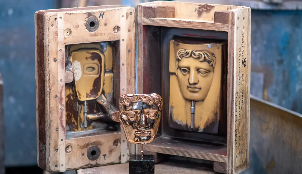 Topeng BAFTA (British Academy of Film and Television Awards) yang telah selesai diletakkan untuk pemotretan di New Pro Foundries, London, 21 Januari 2020. Topeng piala ini akan dibagikan dalam malam anugerah BAFTA Awards pada 2 Februari mendatang. (JUSTIN TALLIS / AFP)