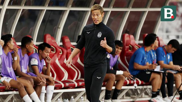Foto: Sibuknya Keisuke Honda di Bench Pemain Kamboja saat Melawan Timnas Indonesia di Piala AFF 2022