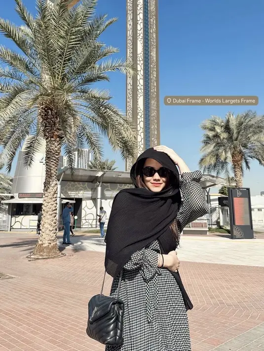 Di hari pertama kunjungannya, Aaliyah memilih tampil dengan busana serba hitam. Dari kerudung model pashmina yang hanya ia sematkan di kepala. [@aaliyah.massaid]